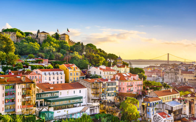Vista de Lisboa, Portugal com suas casas coloridas e arquitetura histórica